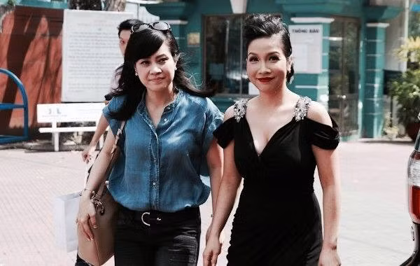 My Linh bi mat trom tien tren may bay khi luu dien