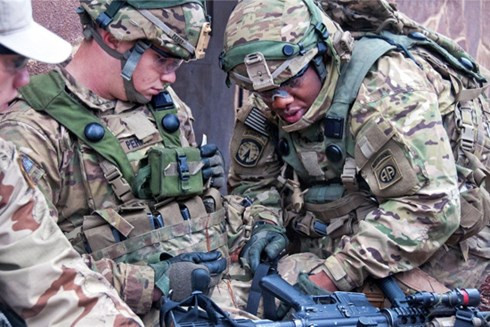 7. Quân y: Chiến sĩ quân y cũng ra mặt trận cùng với các đơn vị chiến đấu. Họ phải tiến hành cứu thương cho đồng đội dưới làn mưa bom bão đạn của kẻ thù. Dù lực lượng quân y được bảo vệ theo Công ước Geneva thì điều này cũng chỉ có ý nghĩa khi đối phương tôn trọng Công ước này. Ngay cả khi đó, đạn pháo và bom từ máy bay cũng khó mà phân biệt được đâu là những quân nhân không trực tiếp chiến đấu để mà tránh!