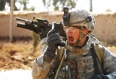 10. Trinh sát pháo binh: Cũng giống như quân y, các trinh sát này phải trực tiếp ra tuyến trước. Họ có nhiệm vụ xác định vị trí của đối phương rồi gọi pháo “câu” vào để phá hủy mục tiêu. Đối phương có khả năng nhanh chóng tiêu diệt các trinh sát này do họ thường mang theo điện đài.