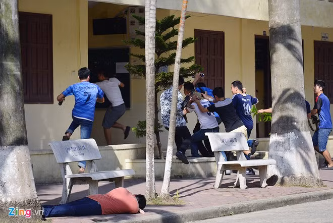 Tình huống giả định nhóm khủng bố có vũ trang, bắt cóc con tin tại một cơ quan. Sau khi bắn chết một người, chúng đưa con tin lên tầng 2 và giết chết một người khác, đòi yêu sách.