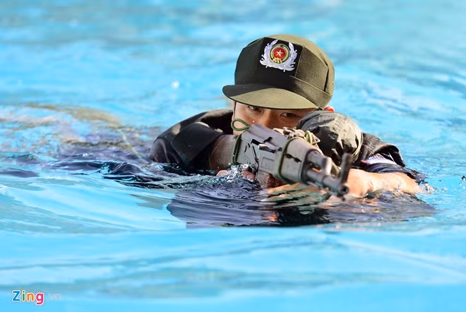 Một sinh viên chia sẻ, những ngày đầu tập luyện khá mệt, nhưng sau thời gian dài làm quen đã có thể mang theo súng và đồ đạc, bơi hàng trăm mét không mệt.
