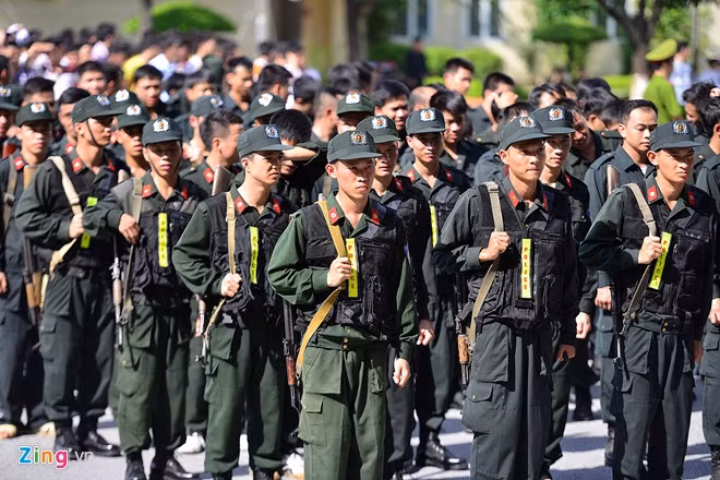 Nổi bật trong lễ khai giảng là màn vừa tập luyện vừa biểu diễn võ thuật chống khủng bố, giải cứu con tin.