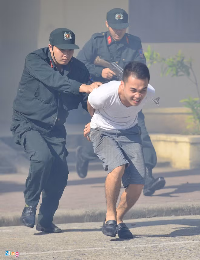 Bắt gọn nhóm khủng bố có vũ trang, đưa về trụ sở cơ quan có chức năng để xử lý.