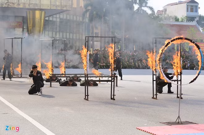 Theo các giảng viên, việc phối hợp ăn ý với đồng đội tạo ra hiệu quả rất lớn nhằm tiêu diệt và trấn áp tội phạm.