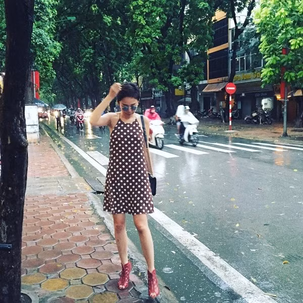 Say đắm trang phục halterneck (cổ yếm), Tóc Tiên diện mẫu đầm cổ yếm họa tiết chấm bi cùng đôi boots buộc dây bất chấp thời tiết 'ẩm ương' của Hà Nội những ngày chớm Thu.