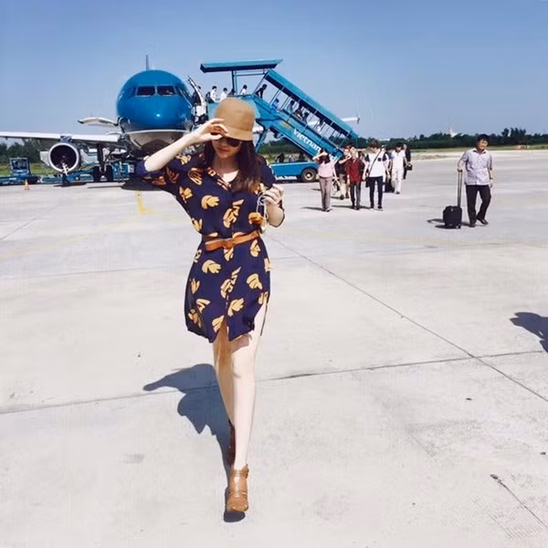 Mê mẩn gam màu camel, Thiều Bảo Trang chọn váy đầm in họa tiết có gam màu này và đồng bộ hóa phụ kiện boots cổ ngắn và mũ quả chuông (cloche hat) cùng sắc camel.