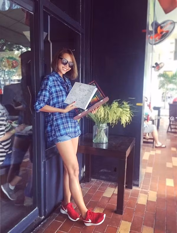 Mix quần shorts jean cùng áo sơmi theo bí kíp.