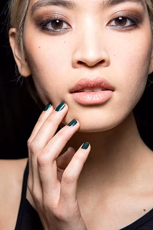 Nếu bạn không có cọ trang điểm hoặc cảm thấy xa lạ với những kỹ thuật đánh mắt khói cầu kỳ thì hãy sắm một cây bút kẻ mắt màu đen có chất sáp mềm mịn, dễ tán và có độ bám cao.