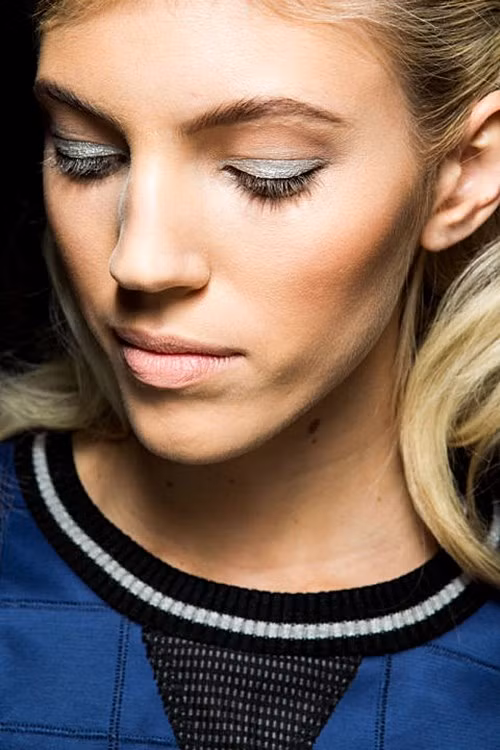 Phấn mắt ánh kim. Ánh kim sẽ luôn gây nghiện đối với những cô nàng sành điệu và yêu cái đẹp. 