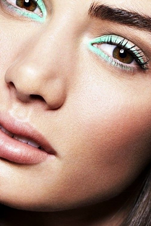  Chỉ cần phẩy một chút phấn cam lên đôi gò má là bạn đã có thể “biến hình” và trở nên đầy sức sống hơn bao giờ hết.