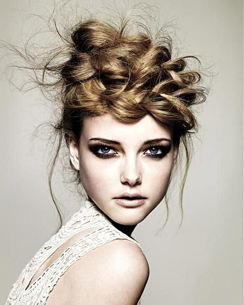 Mắt khói đơn giản cũng là xu hướng trang điểm nổi bật trong màu thu 2015. Mắt khói cũ mà vẫn luôn mới, cũng giống như son đỏ hay áo sơmi trắng.