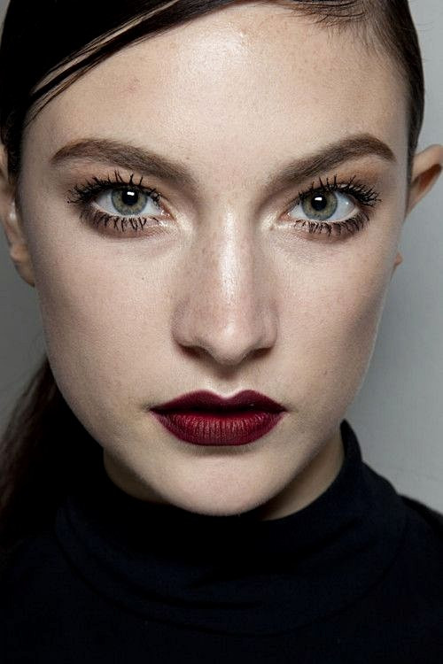  Mùa Thu năm nay cũng vậy, sự ám ảnh của phái đẹp vẫn còn vẹn nguyên khi nghĩ về những thỏi son màu rượu vang. Bất kể là bạn thoa son theo cách nào, sắc màu này cũng sẽ khiến đôi môi thêm nồng nàn và quyến rũ. 