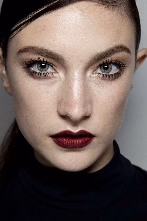  Mùa Thu năm nay cũng vậy, sự ám ảnh của phái đẹp vẫn còn vẹn nguyên khi nghĩ về những thỏi son màu rượu vang. Bất kể là bạn thoa son theo cách nào, sắc màu này cũng sẽ khiến đôi môi thêm nồng nàn và quyến rũ. 