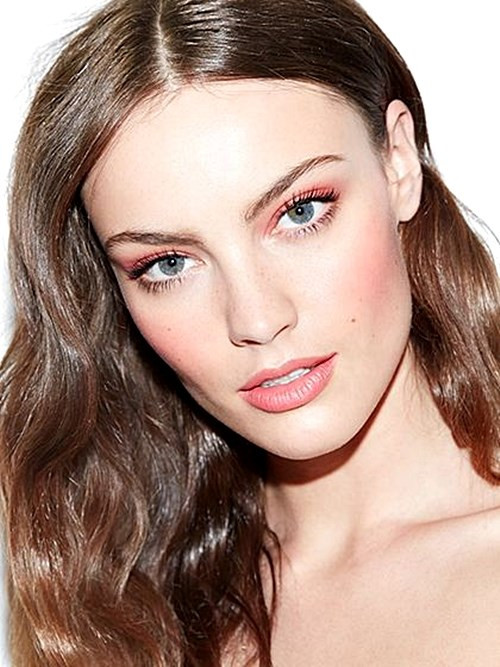 Hãy sử dụng cọ trang điểm loại to để xoay nhẹ lên gò má tạo vẻ tươi tắn hoặc dùng cọ có đầu nhọn để tán hai đường phấn chéo từ dưới thái dương đến gần khoé miệng nếu bạn muốn tạo ra góc cạnh ấn tượng cho khuôn mặt. 