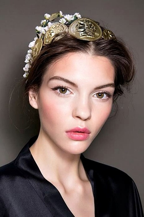 Đối với những cô nàng khéo tay cọ, phấn má ánh cam còn là công cụ tạo khối đắc lực để khuôn mặt thon gọn một cách tự nhiên hơn, thay vì sự can thiệp mạnh mẽ của phấn nâu đồng (bronzer).