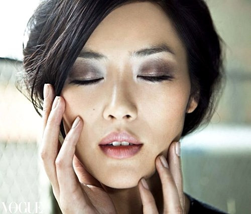  Nếu bạn muốn tạo điểm nhấn cho khuôn mặt mình hàng ngày mà lại không quá rành về trang điểm chuyên nghiệp, hãy thử biến tấu một chút bằng việc áp dụng phấn mắt ánh vàng ở chính giữa bầu mắt hoặc sở hữu một đường viền mí dưới long lanh ánh bạc. Chắc chắn, bạn sẽ cảm thấy bất ngờ và thú vị hơn rất nhiều! 