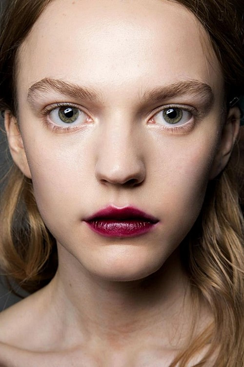 Môi nồng như rượu. Có những quan niệm dù cũ nhưng vẫn luôn đúng, kể cả trong một lĩnh vực đổi mới từng ngày từng giờ như trang điểm. Bạn có để ý: bước vào mùa Xuân thì sắc môi thường ửng hồng như cánh hoa, đỏ cam rực rỡ thích hợp với những ngày hè và mùa thu thường gắn liền với sắc đỏ nâu trầm ngâm duyên dáng?