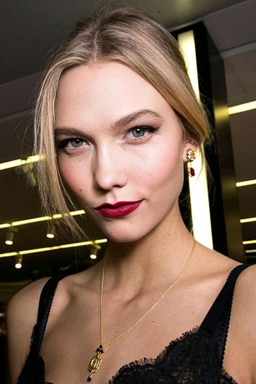 Má hồng ánh cam cũng là xu hướng trang điểm hot thu này. Da vàng Á châu rất quyện với những loại phấn má có tông ánh cam như: hồng đào, cam gạch…