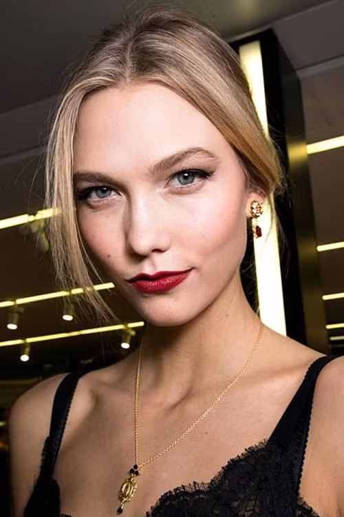 Má hồng ánh cam cũng là xu hướng trang điểm hot thu này. Da vàng Á châu rất quyện với những loại phấn má có tông ánh cam như: hồng đào, cam gạch…