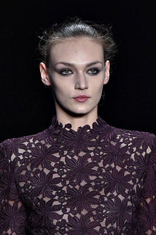 Sau đó, kẻ hai đường viền đậm trên mí mắt rồi dùng tay hay đầu tăm bông miết nhẹ cho màu sáp lan ra tứ phía.