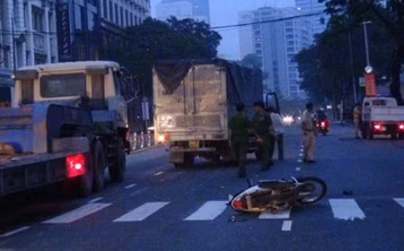 Xe may lao vao xe tai nhu phim, 2 thanh nien nguy kich