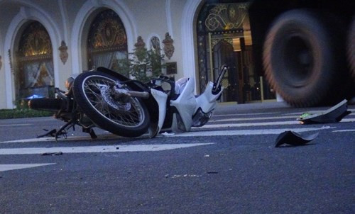 Xe may lao vao xe tai nhu phim, 2 thanh nien nguy kich-Hinh-2