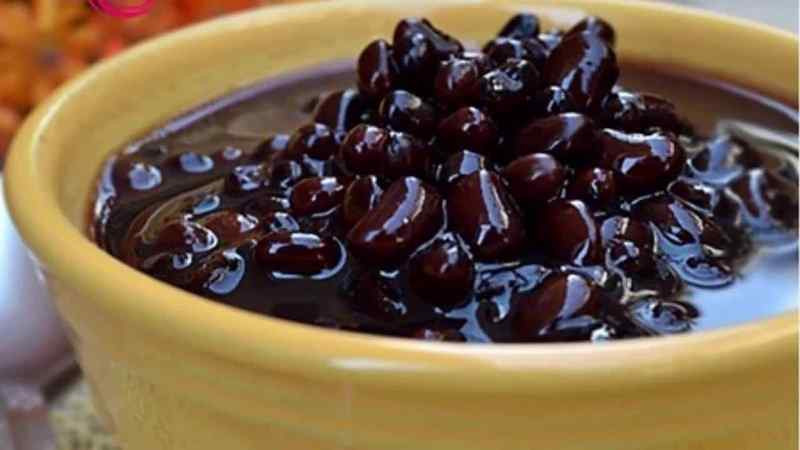 Kiên trì ăn một thìa đậu đen ngâm giấm vào mỗi buổi sáng có tác dụng giải tỏa cảm xúc tiêu cực rất tốt, bởi đậu đen rất giàu isoflavone, có thể giúp cải thiện quá trình tiết estrogen của bạn nữ, có thể nuôi dưỡng buồng trứng và đảm bảo sức khỏe cho phụ nữ.