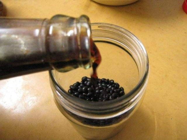 Thay đổi thứ tư, giúp hạ huyết áp rõ ràng. Nghiên cứu của Trung tâm y tế Y học Thành phố Thiệu Hưng, Chiết Giang, Trung Quốc, đã chứng minh, đậu đen ngâm giấm có tác dụng hạ huyết áp.