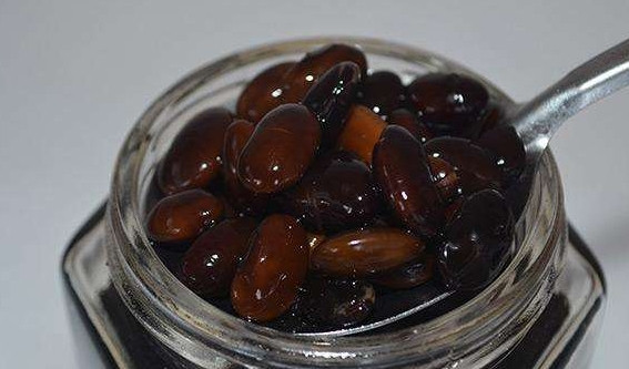 Thay đổi thứ ba, giảm mỡ máu hiệu quả. Theo nghiên cứu của Viện Sinh học Nhật Bản, đậu đen ngâm giấm có hiệu quả trong việc hạ lipid máu, ăn đậu đen ngâm giấm trong 8 tuần thì có tới hơn 80% số người tham gia khảo sát có chỉ số lipid giảm.