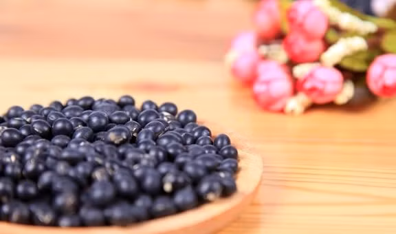 Bất kể nam hay nữ, mỗi ngày ăn một thìa đậu đen ngâm giấm có tác dụng bổ sung canxi, chống loãng xương rất tốt, vì hàm lượng canxi trong đậu đen rất cao, cứ 100 gam đậu đen thì có khoảng 228 mg canxi. Chỉ cần kiên trì, bệnh loãng xương sẽ không tìm bạn.