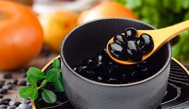 Giữ gìn sức khỏe, sống vui vẻ là mục tiêu mà nhiều người hiện đại hướng tới. Trong những phương pháp giữ gìn sức khoẻ đỡ tốn kém, có một phương pháp từ đậu đen. (Ảnh minh họa)