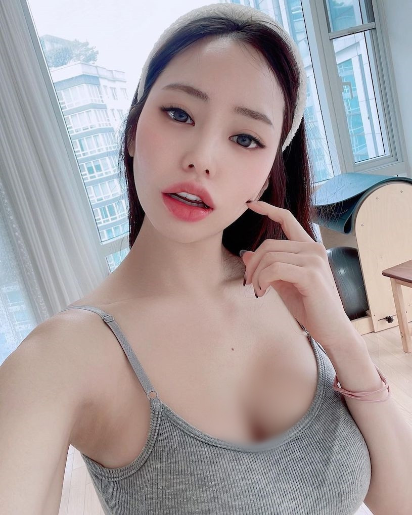 Sở hữu gương mặt và vóc dáng đẹp như búp bê, hot girl Hàn Quốc có tên Barbie Hera thu hút được đông đảo sự quan tâm, chú ý của dân mạng trong và ngoài nước.