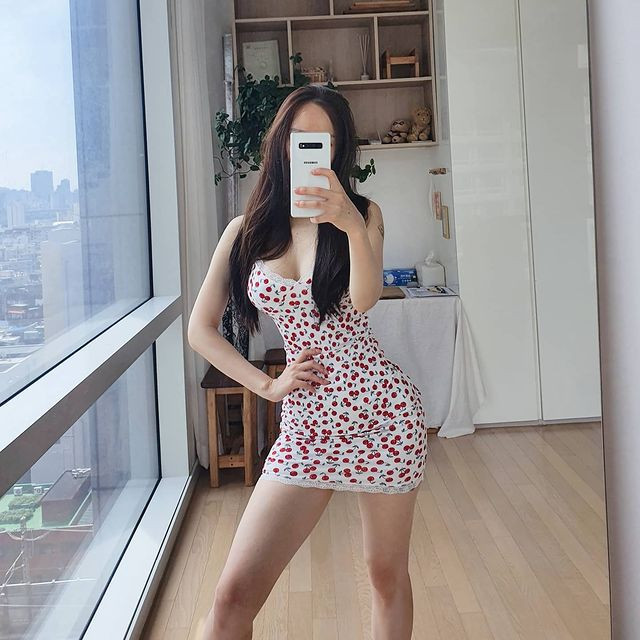 Cô nàng cũng được người hâm mộ gọi là " hot girl búp bê", "nữ huấn luyện viên thể hình gợi cảm nhất" nhờ nhan sắc vượt trội.