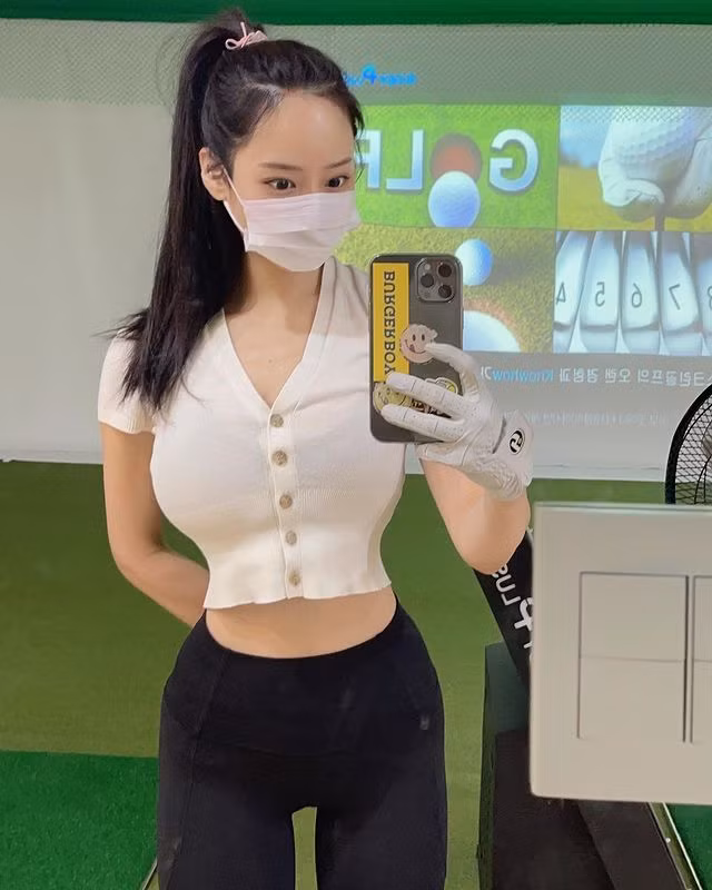 Ngoài giờ làm việc, Barbie Hera cũng thường chơi thêm một số môn thể thao. Cô nàng là thành viên thường xuyên của các sân golf, theo như hot girl xinh đẹp thì cô nàng thích thể thao ngoài trời.