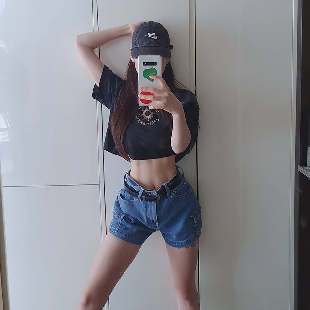 Vòng eo con kiến, cơ bụng số 11 cực kỳ rắn chắc của Barbie Hera khiến nhiều cô gái trẻ mơ ước, khát khao.