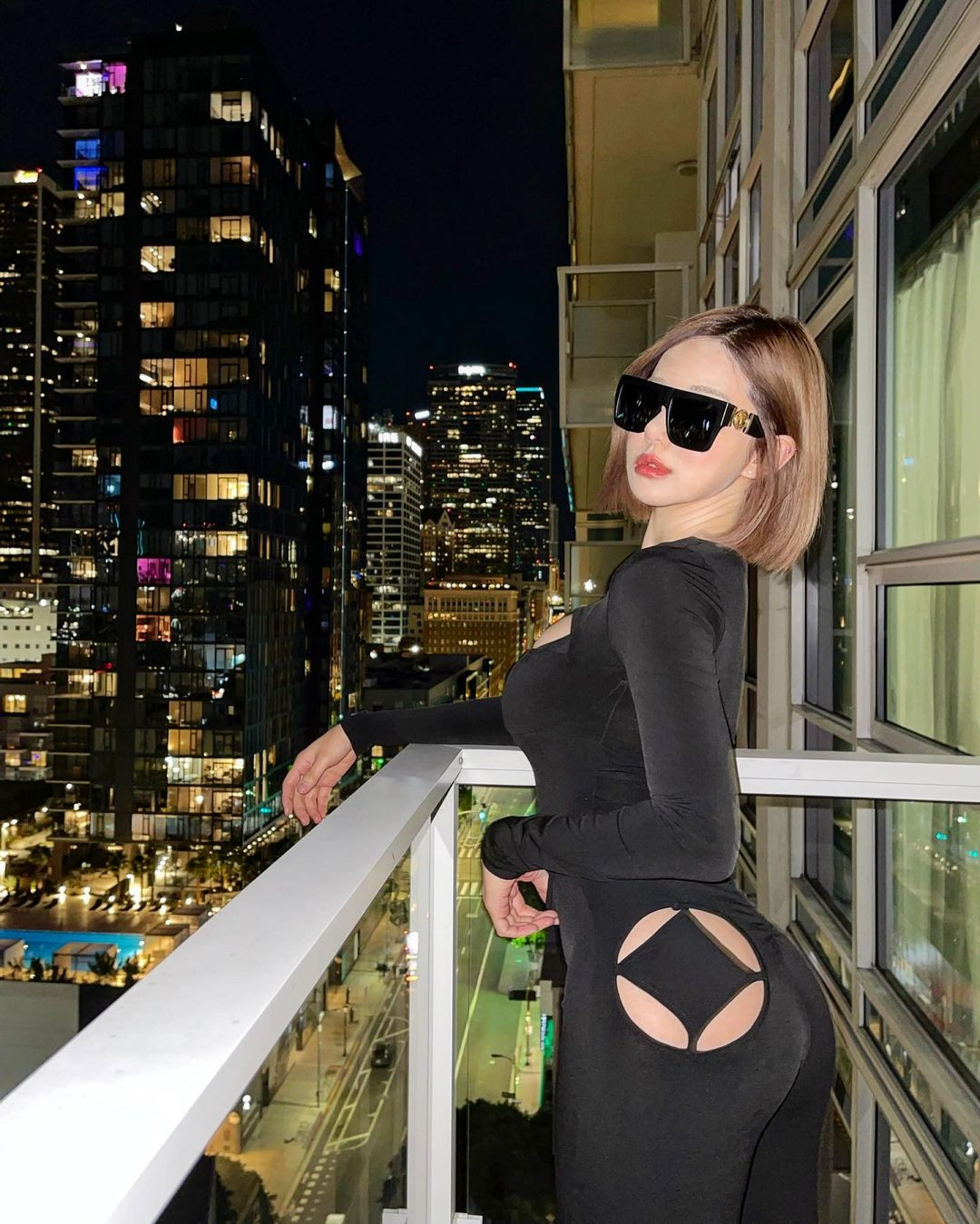 Cô nàng cũng đăng tải những hình ảnh khoe dáng ở ban công nhà cao tầng và một lần nữa khiến fan dậy sóng bởi bộ trang phục cắt xẻ khoe vòng ba quá táo bạo.