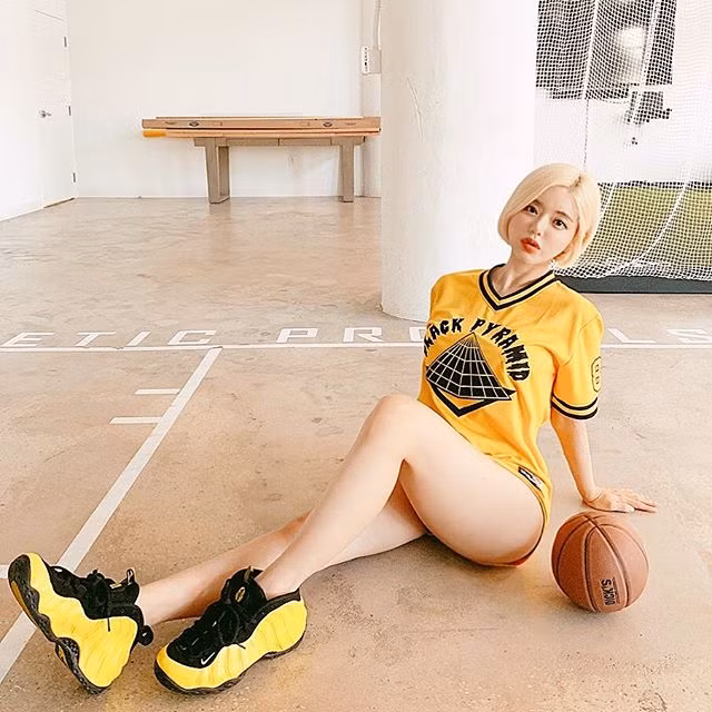 Thực tế, nữ DJ Hàn Quốc vốn cực chuộng phong cách gợi cảm. Bởi tính chất nghề nghiệp, cô nàng cũng không ngại hở bạo.