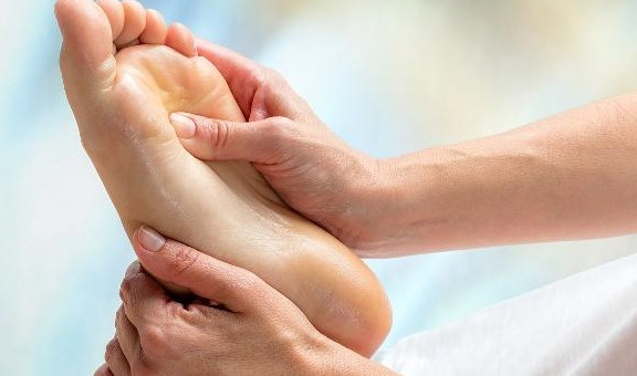 Thứ ba là bàn chân: Chúng ta đều biết lòng bàn chân là nơi tập trung các kinh mạch từ khắp các bộ phận trên cơ thể, hơn nữa bàn chân lại có thêm các huyệt đạo nên bàn chân cũng rất quan trọng đối với cơ thể con người, khi cơ thể có bệnh cũng sẽ được phản ánh bàn chân của chúng ta.