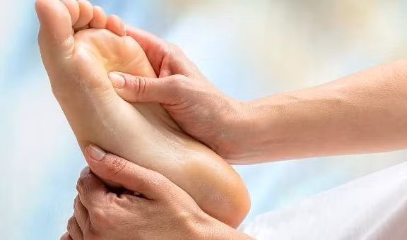 Thứ ba là bàn chân: Chúng ta đều biết lòng bàn chân là nơi tập trung các kinh mạch từ khắp các bộ phận trên cơ thể, hơn nữa bàn chân lại có thêm các huyệt đạo nên bàn chân cũng rất quan trọng đối với cơ thể con người, khi cơ thể có bệnh cũng sẽ được phản ánh bàn chân của chúng ta.