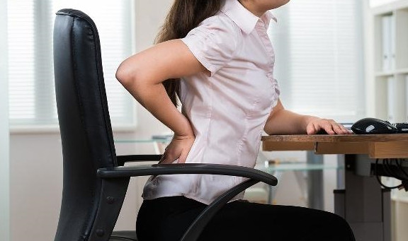 Thậm chí trong kỳ kinh nguyệt mà không chú ý giữ gìn khu vực này, để lực mạnh tác động vào thì sẽ dẫn đến tình trạng xung huyết vùng chậu. Tốt nhất là không nên đấm lưng dù rất mỏi, hãy xoa bóp nhẹ nhàng, dùng dầu nóng, chườm ấm để thoải mái hơn.