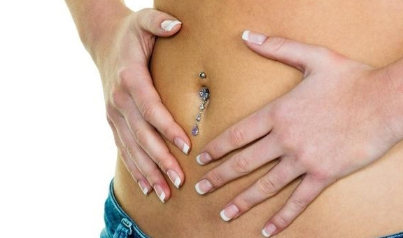 Thứ hai là vùng rốn: Phụ nữ yêu cái đẹp, đây là bản tính tự nhiên, vì vậy phụ nữ nào cũng mong muốn mình có một vóc dáng hoàn hảo hơn. Khi đạt được vóc dáng hoàn mỹ đáng ghen tị, nhiều chị em thường xuyên diện những chiếc váy hở rốn để khoe dáng chuẩn.