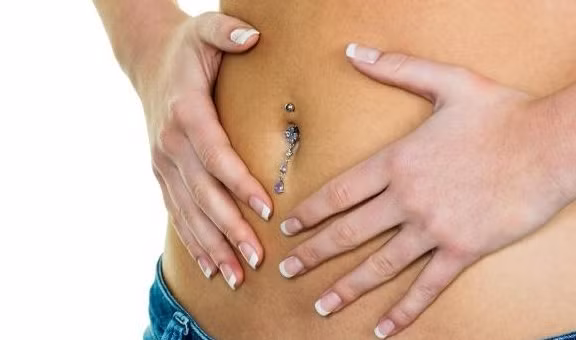 Thứ hai là vùng rốn: Phụ nữ yêu cái đẹp, đây là bản tính tự nhiên, vì vậy phụ nữ nào cũng mong muốn mình có một vóc dáng hoàn hảo hơn. Khi đạt được vóc dáng hoàn mỹ đáng ghen tị, nhiều chị em thường xuyên diện những chiếc váy hở rốn để khoe dáng chuẩn.