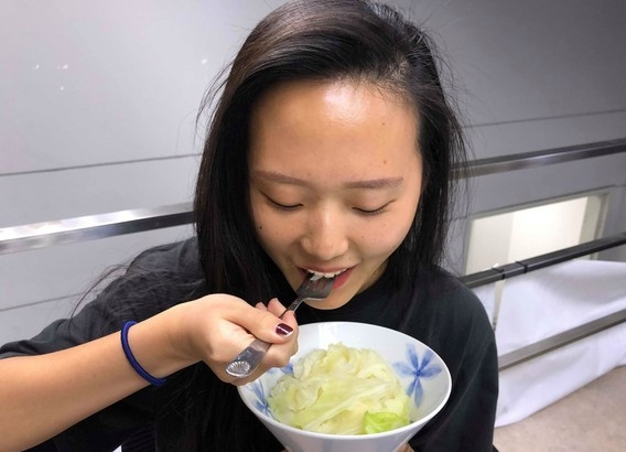 Chuyên gia dinh dưỡng người Trung Quốc Trần Mạn Linh chỉ ra rằng thành phần vitamin U có trong rau bắp cải chẳng khác nào một loại thuốc chữa bệnh đường tiêu hóa tự nhiên.