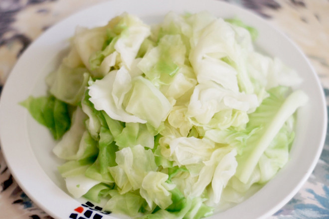 Đó là những người bị rối loạn chức năng tuyến giáp, nhu động đường tiêu hóa kém, dễ đầy hơi. 3 nhóm này không thích hợp ăn bắp cải sống, cũng không nên ăn quá nhiều bắp cải.