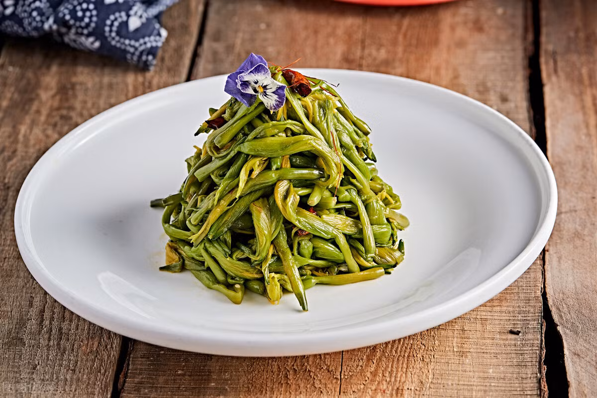 Nghiên cứu y học hiện đại cho thấy, loại hoa này chứa nhiều chất có lợi cho sức khỏe như protein, chất béo, nitơ tự do, đường khử, tinh bột... Nó là nguồn vitamin A, vitamin C dồi dào.