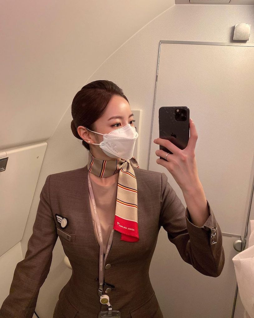 Được biết, tên thật của yxxnniebebe là Hyo Jin, cô nàng đã làm tiếp viên hàng không cho hãng hàng không Asiana Airlines nhiều năm.