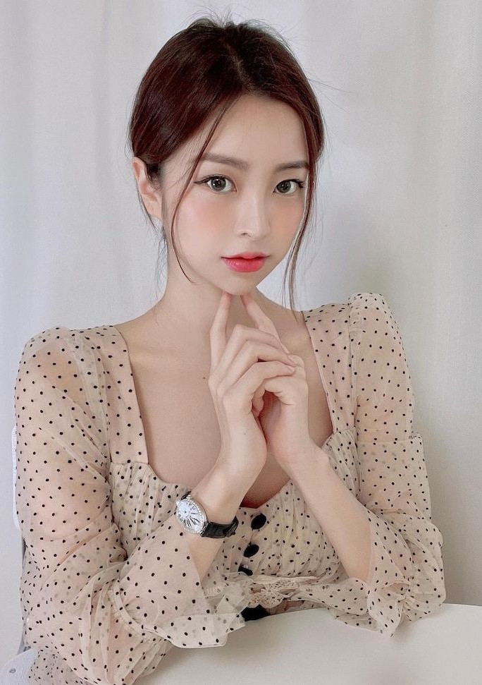 Với khuôn mặt xinh đẹp không thua kém bất cứ nữ diễn viên, thần tượng nào, Hyo Jin gây được ấn tượng mạnh với đông đảo người hâm mộ.