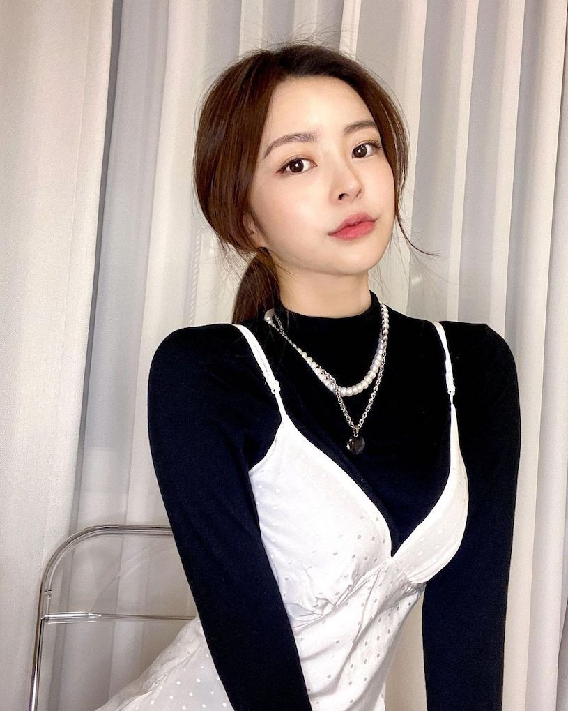 Hyo Jin lựa chọn cho mình phong cách nữ tính, trẻ trung nhưng vương nét tiểu thư, quyền quý.