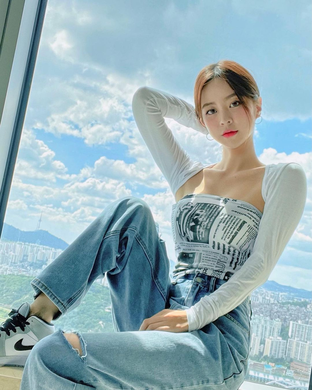 Nhờ vậy, dù thi thoảng có ăn đồ ngọt, đồ chiên rán, nữ tiếp viên hàng không gợi cảm Hyo Jin vẫn giữ được dáng vóc đẹp hoàn mỹ của mình.