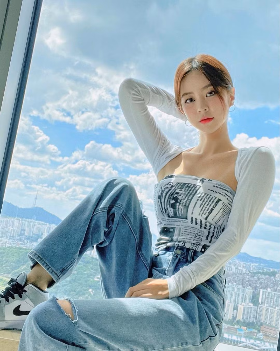 Nhờ vậy, dù thi thoảng có ăn đồ ngọt, đồ chiên rán, nữ tiếp viên hàng không gợi cảm Hyo Jin vẫn giữ được dáng vóc đẹp hoàn mỹ của mình.